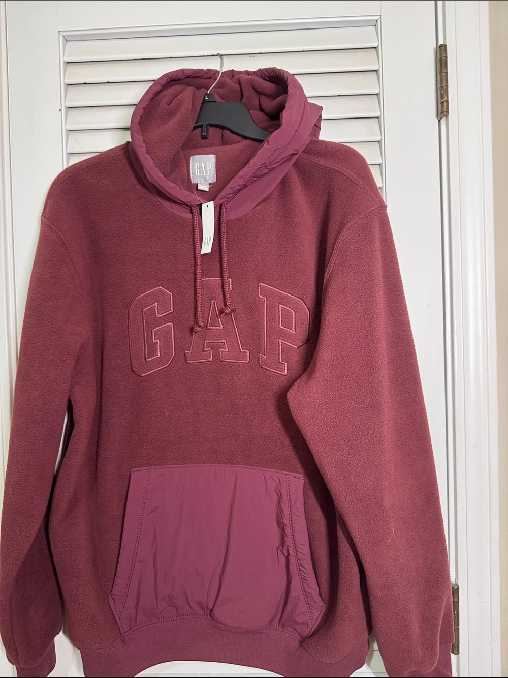GAP Men’s Small Burgundy Fleece Pullover with Kangaroo Pocket. Fits Boys XXL.